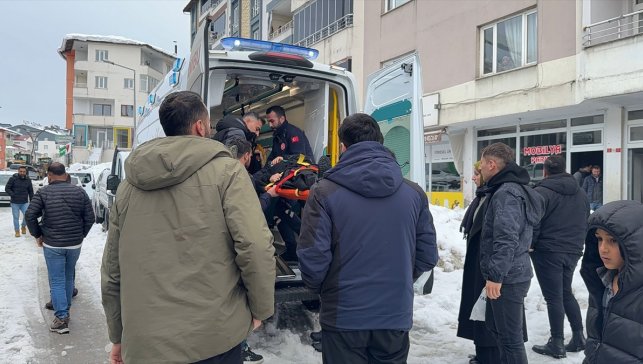 Bitlis'te üzerine kar kütlesi düşen kadın yaralandı