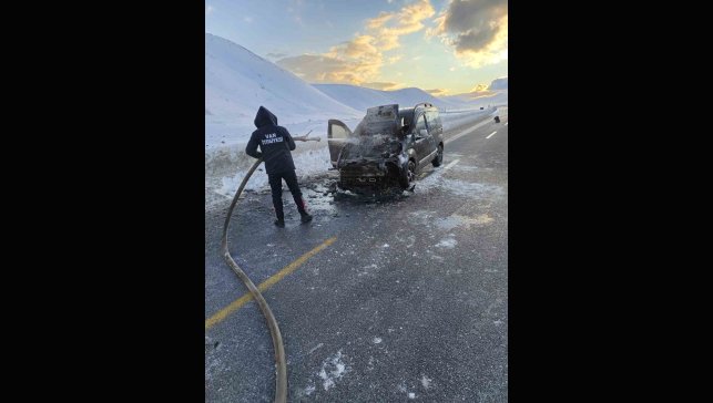 Van'da seyir halindeki kamyonet yandı