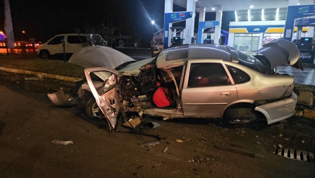 Erzincan’da akaryakıt istasyonunun panosuna çarpan otomobilin sürücüsü yaralandı