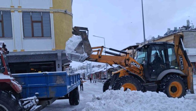 Tercan'da kar temizliği, Girlevik'te buz sarkıtları oluştu