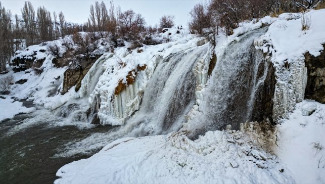 Kısmen donan Muradiye Şelalesi'nin çevresi beyaza büründü