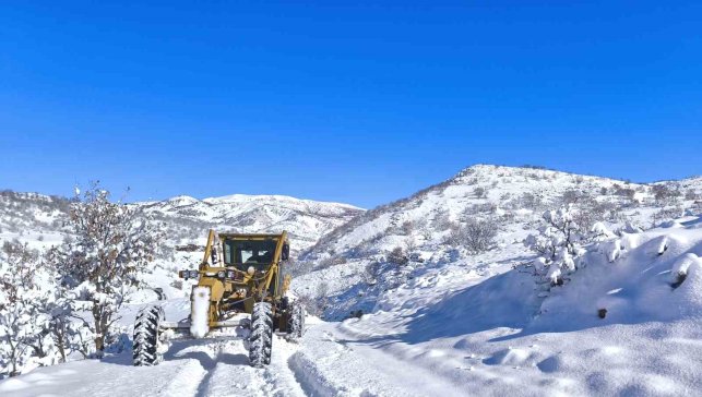 Bingöl'de 192 köy yolunda çalışmalar sürüyor