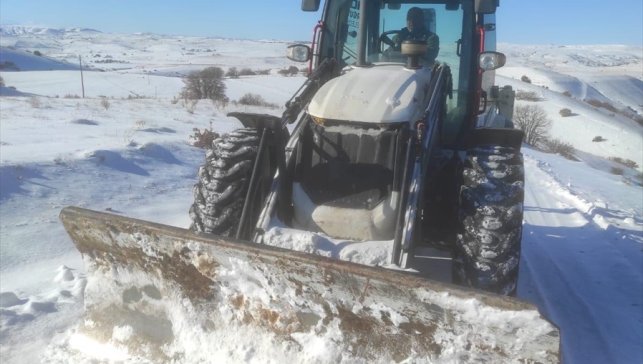 Arguvan'da karla mücadele çalışmaları sürüyor