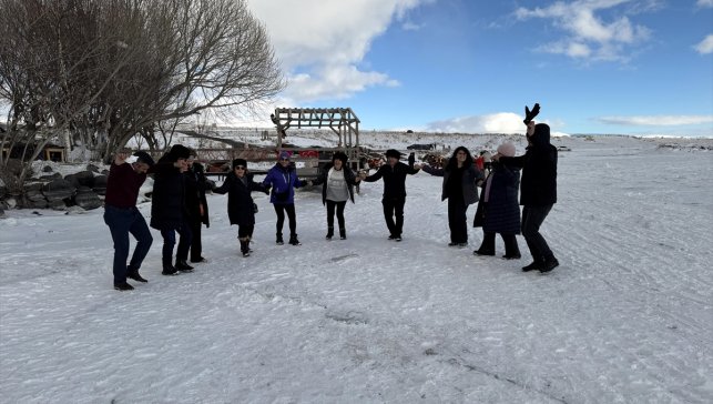Buzla kaplı Çıldır Gölü'ne gelen turistler gönüllerince eğleniyor