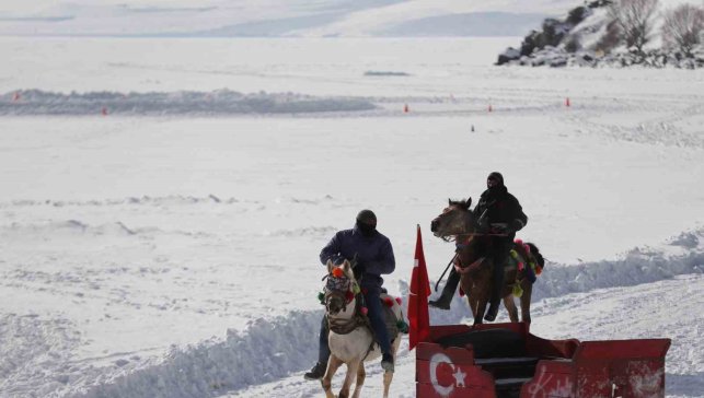 Yüzeyi buz tutan Çıldır Gölü misafirlerini ağırlamaya başladı