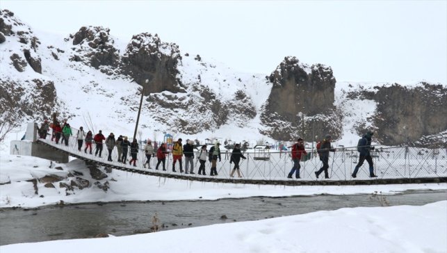 Beyaz örtüyle kaplanan doğa harikası Murat Kanyonu trekking sevenlerin rotasında