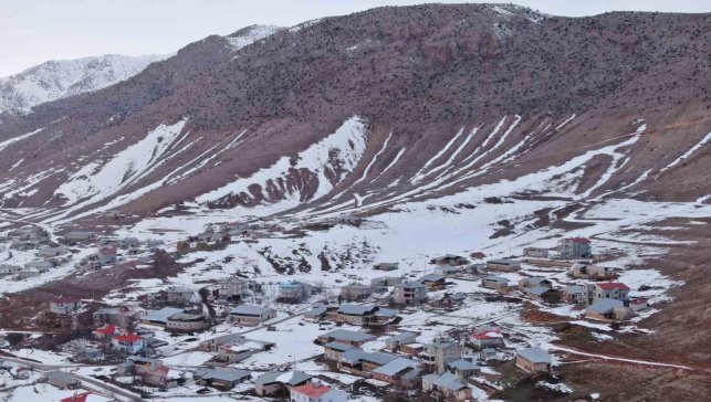Van'ın kırsal mahallelerinde karla gelen güzellik