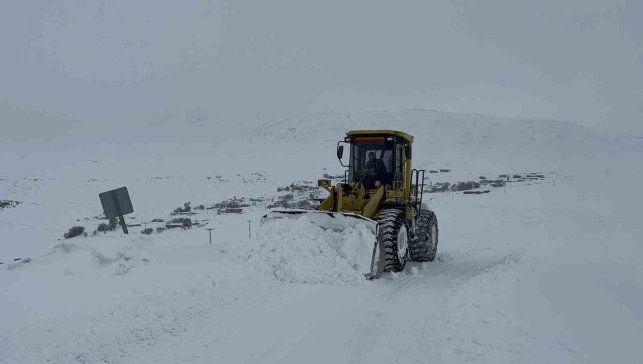 Kars'ta kar kaplanlarının 2 bin 100 rakımda zorlu mesaisi