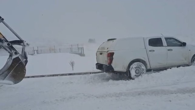 Elazığ'da karda mahsur kalan araçlar kurtarıldı