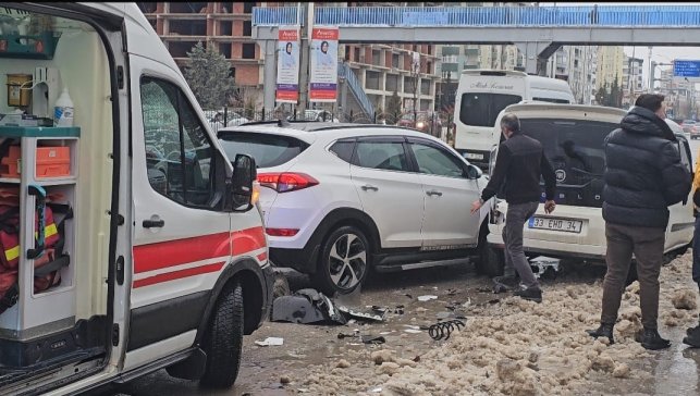Elazığ'da otomobil ile taksi çarpıştı: 1 yaralı