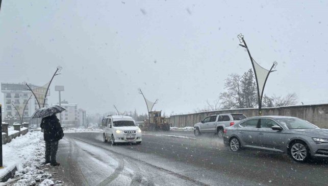 Meteoroloji uyarmıştı: Bingöl'de kar etkisini sürdürüyor