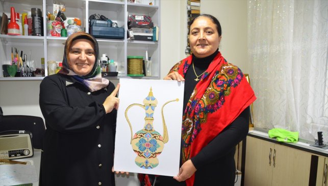 Atölyeye çevirdiği evinin odasında çeşitli ürünler tasarlıyor