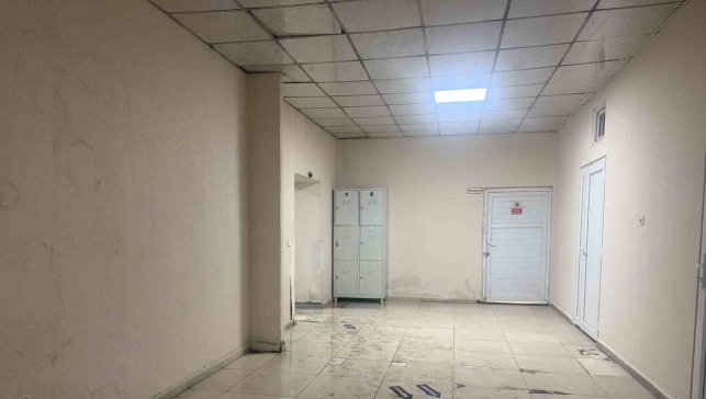 Tavanından sular akan hastanede koridorlar çamurla kaplandı