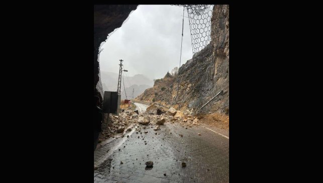 Kemaliye'de tünel girişi tehlike saçıyor