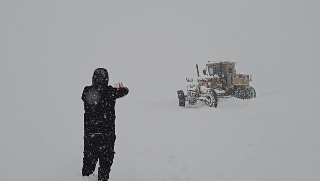 Muş'ta gazeteciler yürüyerek iş makinesine yolu tarif etti