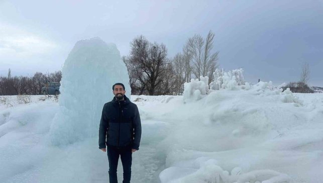 Hınıs'ta 4 metrelik buz kütlesi dikkat çekti