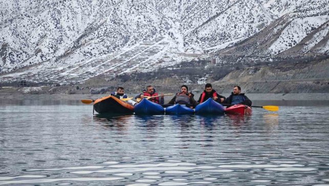 Tortum Gölü'nde kano üzerinde sazlı sözlü eğlence