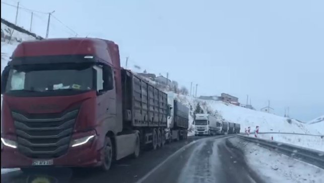 Ardahan'da ulaşıma kar ve tipi engeli