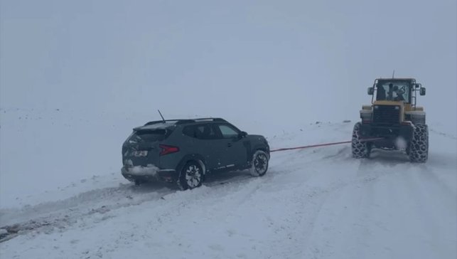 Kars'ta kar ve tipi nedeniyle mahsur kalan 15 araç kurtarıldı 
