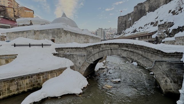 Bitlis'te tarihi yapılar beyaza büründü