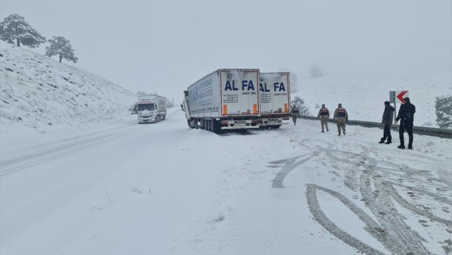 Kars-Erzurum kara yolunda ulaşım güçlükle sağlanıyor 