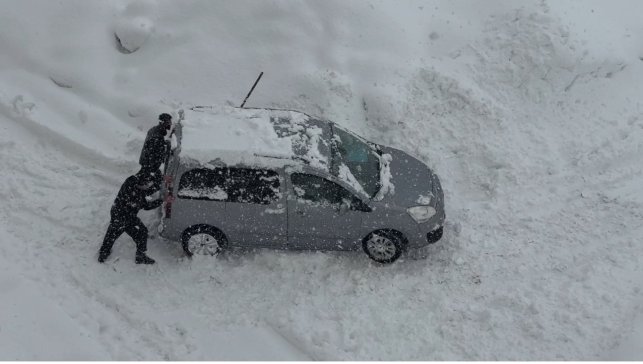 Yüksekova'da kar esareti
