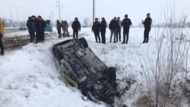 Erzincan'da polis aracı şarampole uçtu: 2 polis yaralandı