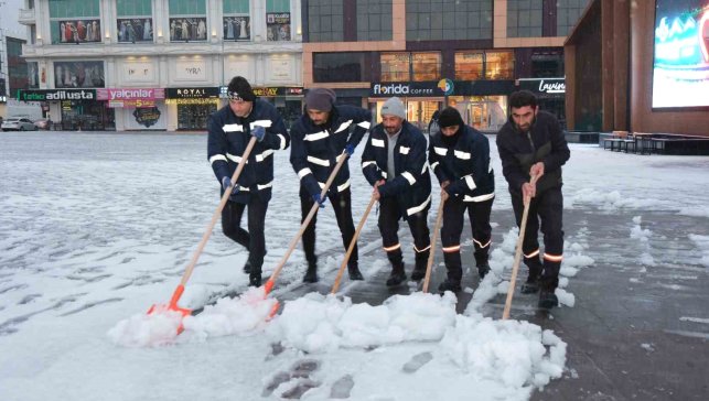 Erzincan'da belediye ekipleri karla mücadele çalışmasını sürdürüyor