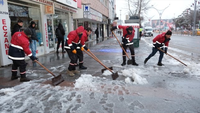 Erzincan'da karla mücadele çalışmaları sürüyor