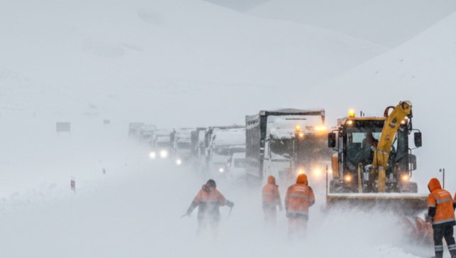 Yüksekova-Şemdinli yolunda kar esareti: Ulaşım tamamen durdu