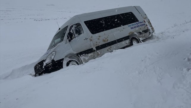 Ardahan'da kara saplanan minibüsteki yolcuları jandarma kurtardı