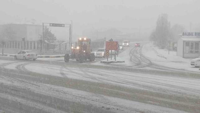 Van'da kar yağışı trafiği olumsuz etkiledi: Maddi hasarlı kazalar meydana geldi