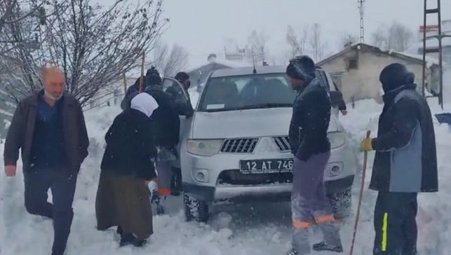 Bingöl'de kardan yolu kapanan köyde rahatsızlanan muhtar ekiplerce hastaneye ulaştırıldı 