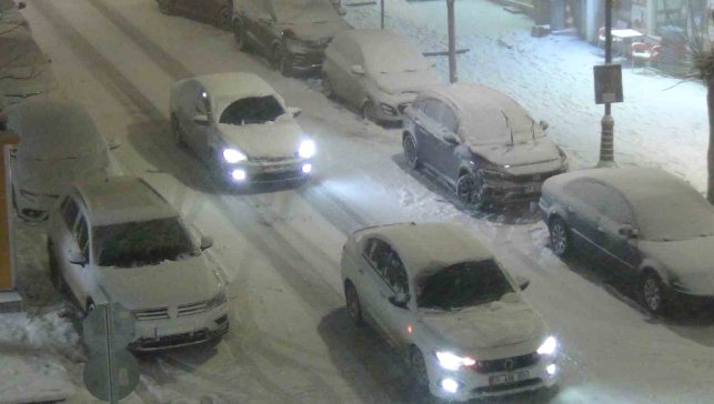 Kars'ta kar ve tipiden göz gözü görmüyor