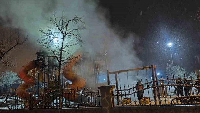 Van'da çocuk parkını yaktılar
