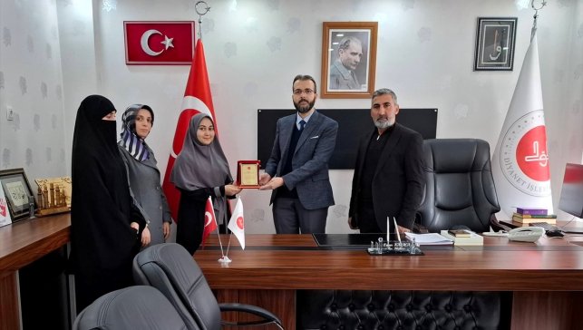 Adilcevaz'da hafızlık eğitimini tamamlayan öğrenciye plaket verildi