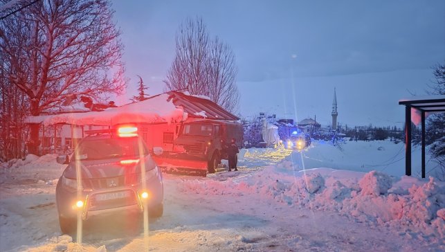 Elazığ'da ekipler yolu kardan kapanan köydeki KOAH hastası için seferber oldu