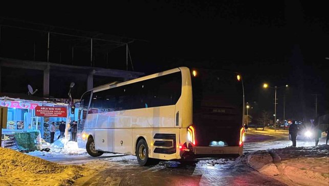Elazığ'da facianın eşiğinden dönüldü: Otobüs devrilmekten son anda böyle kurtuldu