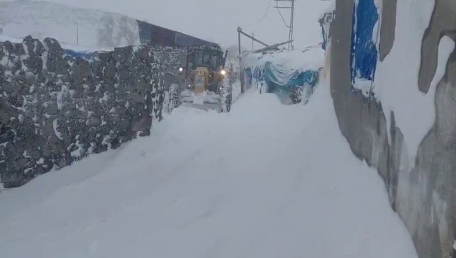 2 bin 300 rakımda zorlu karla mücadele çalışması