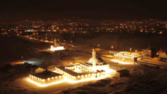Tarihi Hüsrev Paşa Camii'nde gece ışıltısı: Tarih ve sanat buluştu