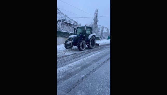 Kapanan yollarını kendi imkanları ile açtılar