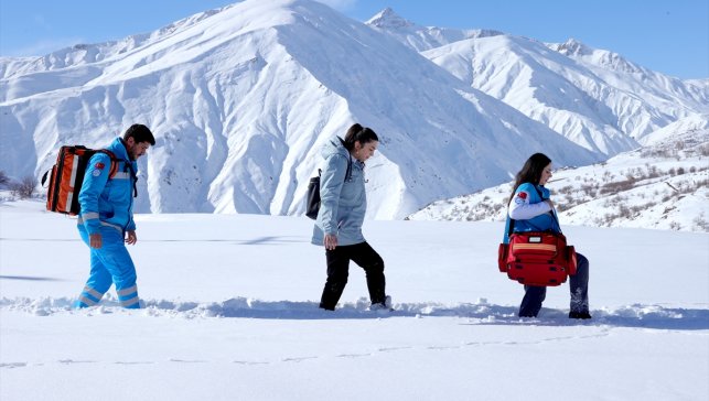 Hakkari'deki sağlıkçılar evdeki hastalarının takibini zorlu kış koşullarında yapıyor