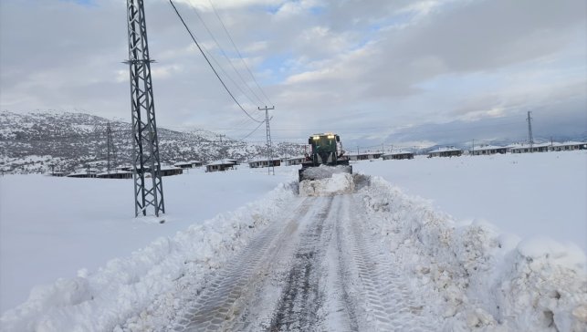 Doğanşehir'de karla mücadele çalışmaları sürüyor