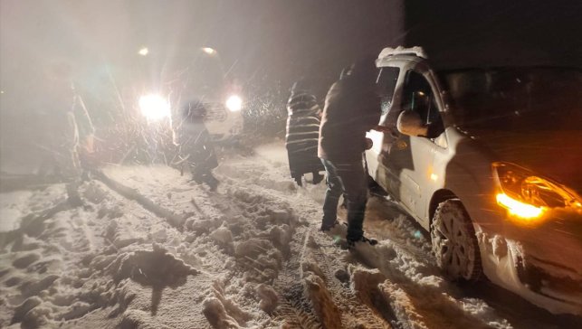 Van'da yolu kardan kapanan mahalledeki hamile kadın, ekiplerce hastaneye ulaştırıldı