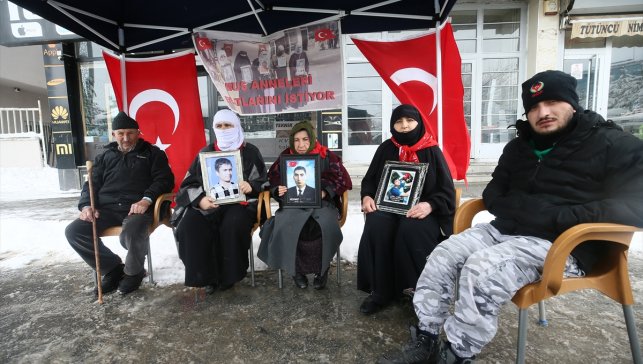 Muş'ta evlatlarına kavuşmak isteyen aileler, DEM Parti önündeki eylemlerini sürdürdü