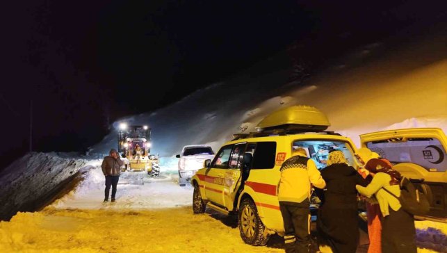 Hamile kadın 5.5 saatlik çalışmayla hastaneye ulaştırıldı