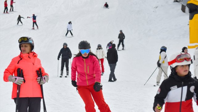 Kar kalınlığının 1,5 metreyi aştığı Sarıkamış Kayak Merkezi’nde yoğunluk yaşanıyor
