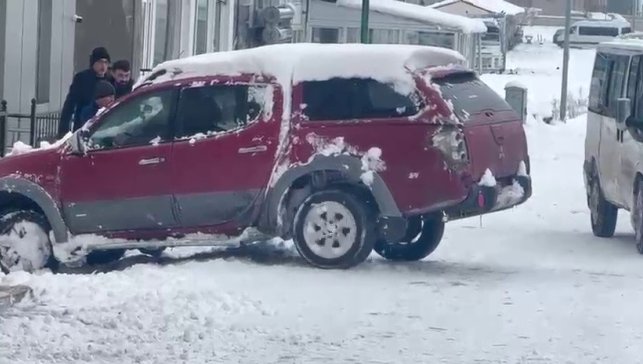 Ardahan'da buz tutan yolda araçlar ilerleyemedi