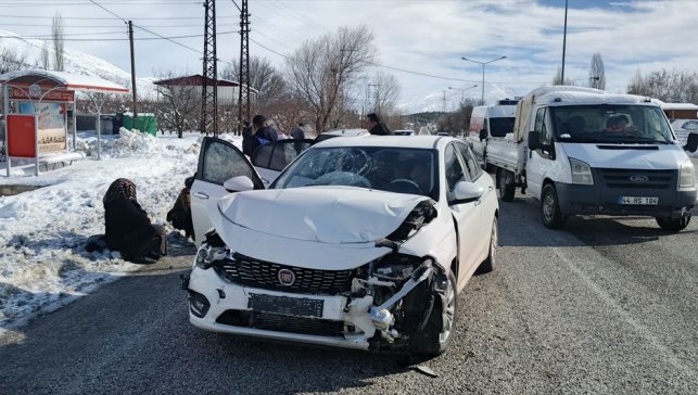 Doğanşehir'de iki otomobilin çarpışması sonucu 3 kişi yaralandı