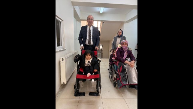 Yüksekova'da özel gereksinimli bireylere akülü tekerlekli sandalye desteği